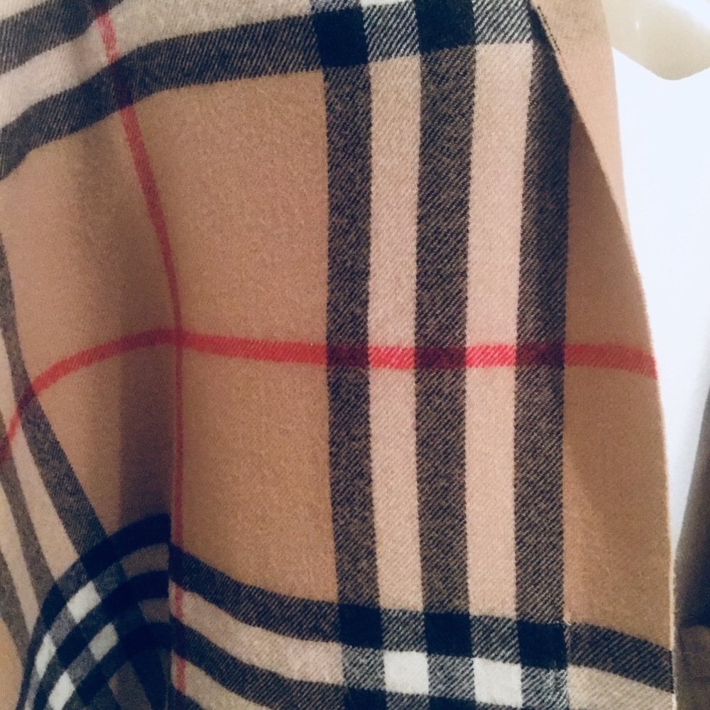 BURBERRY ST. HELEN REVERSIBLE POCKET STOLE/ SCARF. - Picture 4 of 10